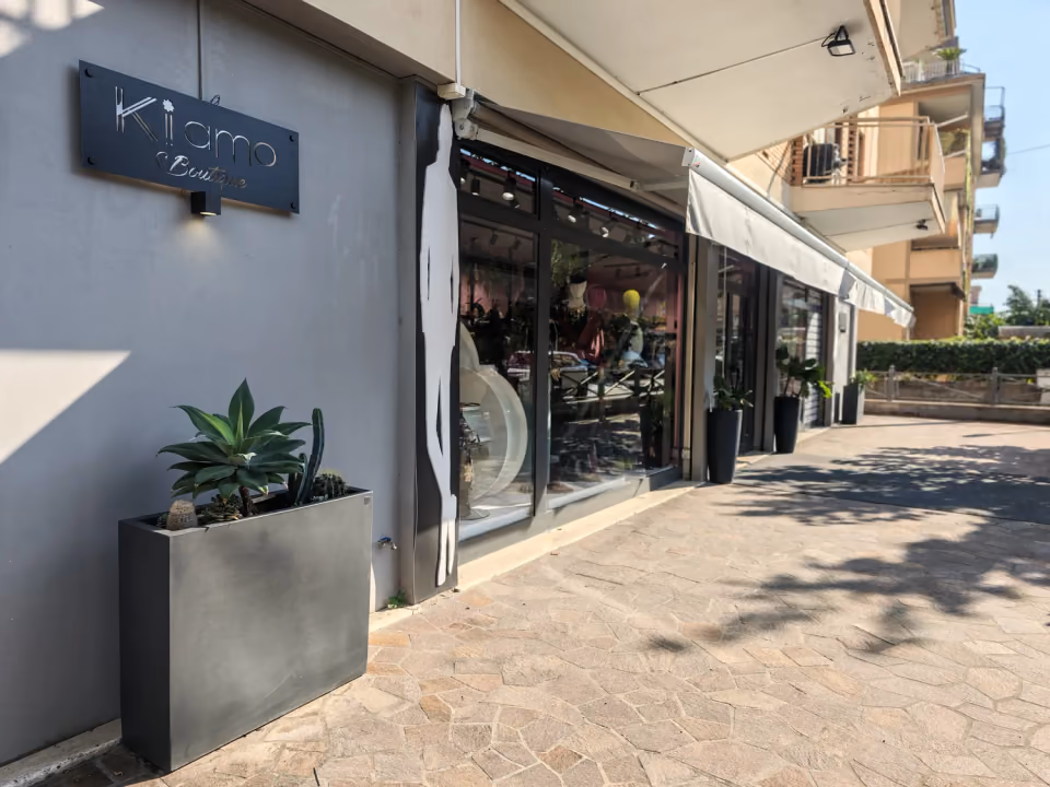 Ingresso e insegna esterna di Kiamo Boutique a Latina