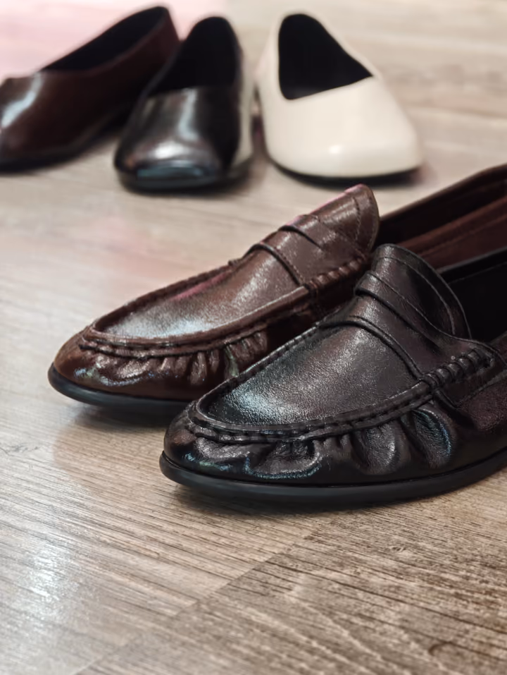 Mocassini in pelle nera e marrone