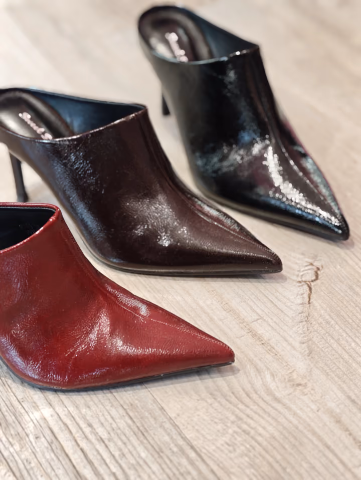 Scarpe con tacco in diverse tonalità