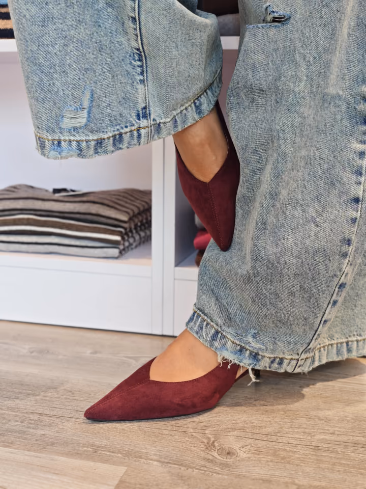 Scarpa bordeaux indossata con jeans