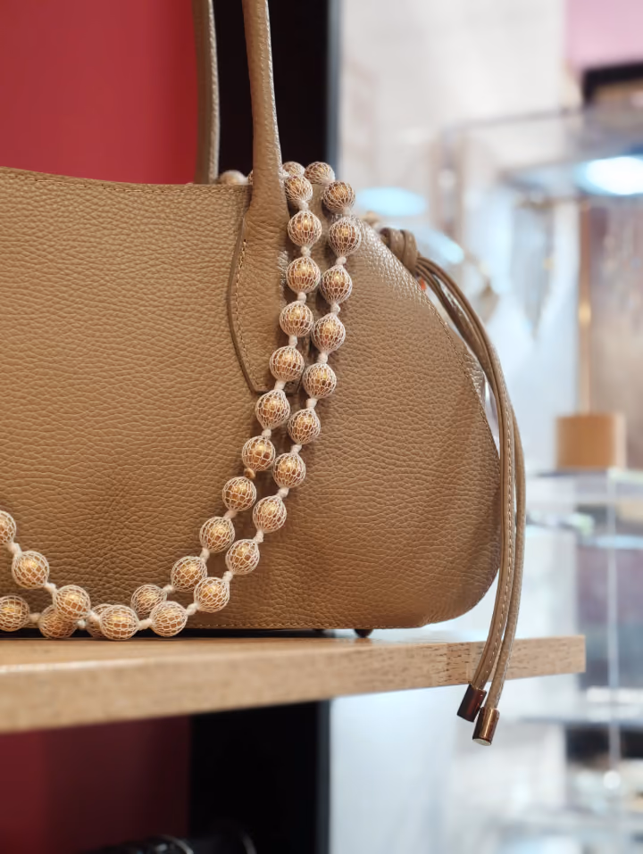 Borsa beige con dettaglio di perline