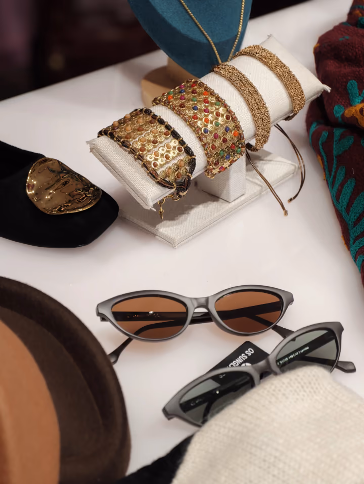 Dettagli di accessori e occhiali