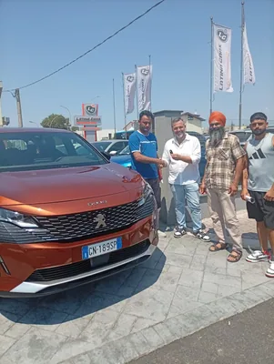 Momento con un cliente Latina Cars 8