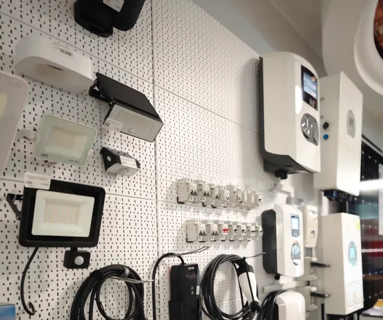La parete espositiva del negozio con fari LED, salvavita, cavi e stazioni di ricarica per auto elettriche