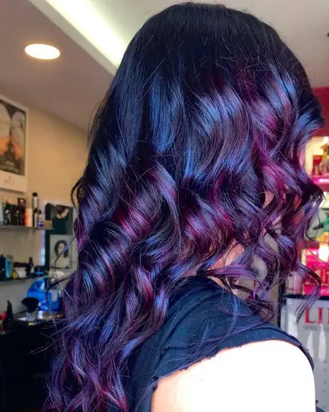 Capelli mossi colorati di blu e di viola