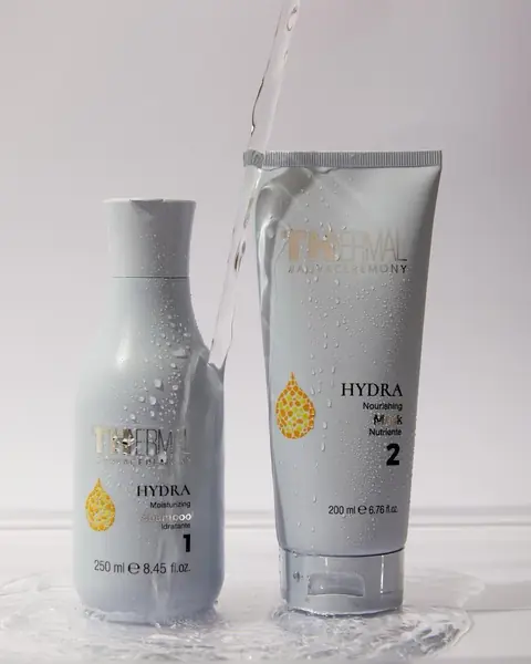 Shampoo e maschera Thermal Hydra sotto un getto d’acqua
