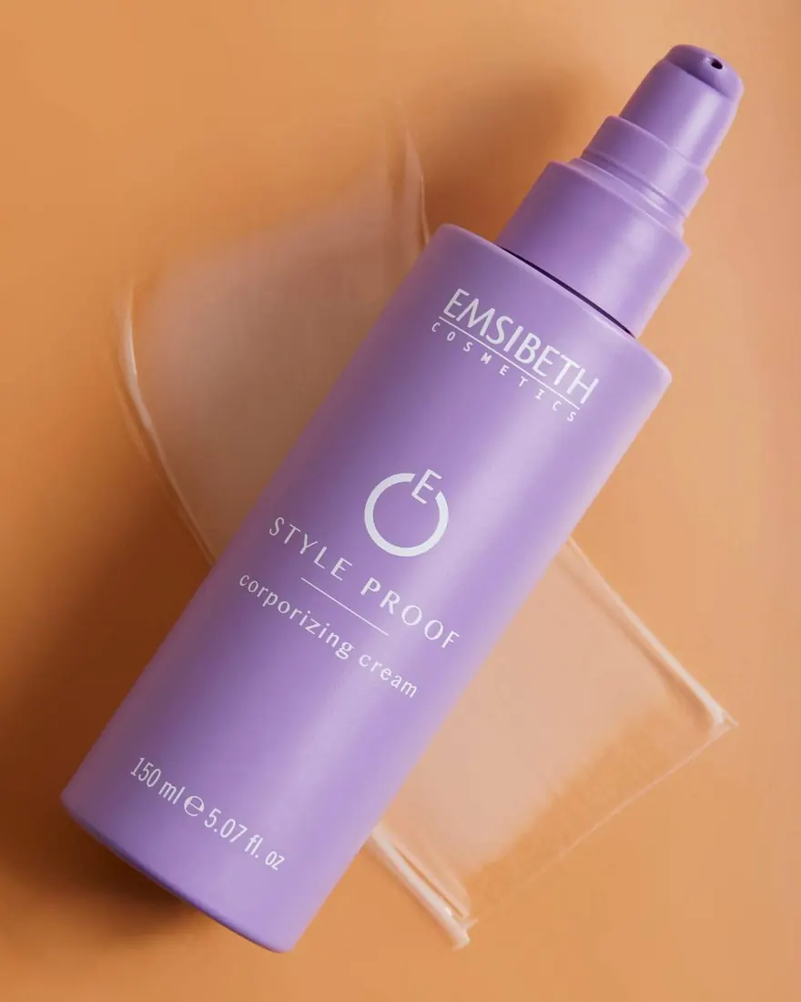 Un flacone di crema Style Proof di Emsibeth su un fondo arancio