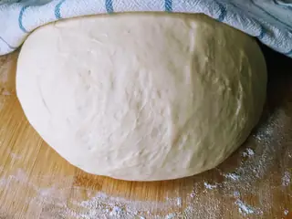 Un panetto d'impasto lievitato sul piano infarinato