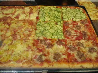 Teglie di pizza al taglio: con le zucchine, con la salsiccia, rossa