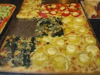 Pizza in teglia con le patate, con gli spinaci e con i pomodori
