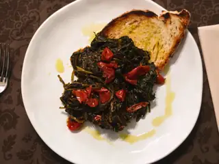 Verdure ripassate con pomodorini e una fetta di pane abbrustolito