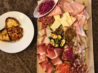 Tagliere di salumi, formaggi e verdure grigliate, con due bruschette