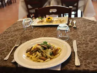 Tagliatelle ai funghi sulla tovaglia della sala