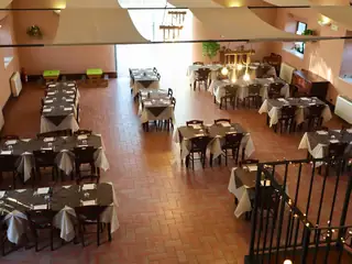 La sala da pranzo vista dall’alto della scala