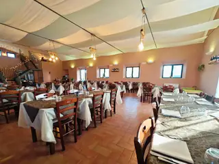 La sala da pranzo con il soffitto a teli bianchi