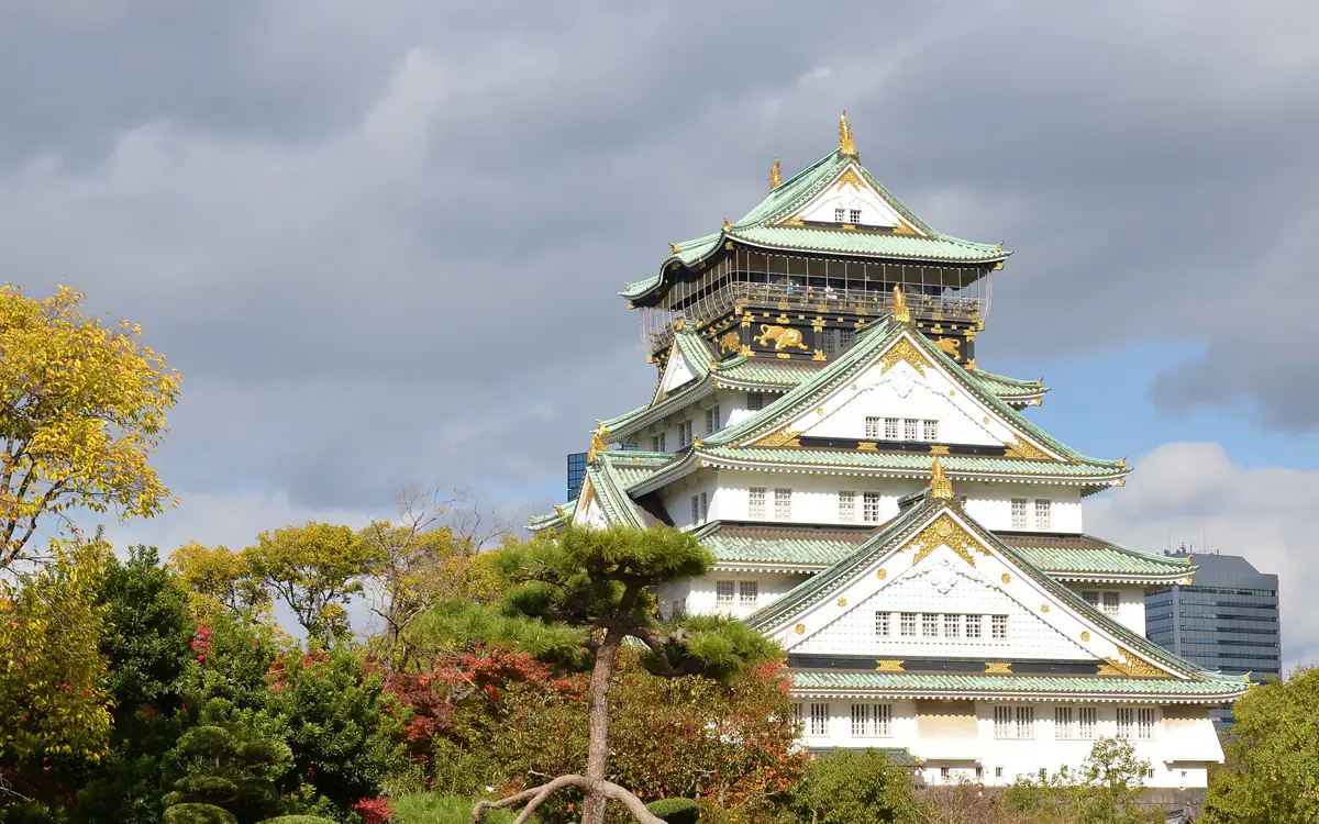 Il Castello di Osaka visto dal giardino giapponese, tra pini e aceri d’autunno