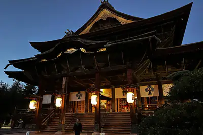 Il grande tetto del Tempio Zenko-ji al tramonto