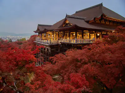 Il Kiyomizu-dera illuminato sulla sua terrazza di legno, tra gli aceri rossi