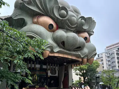 La grande testa di leone del santuario Namba Yasaka Jinja