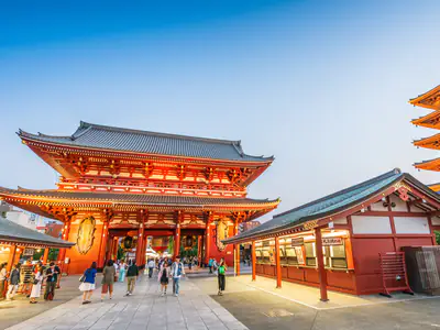 Il portale rosso del Tempio Senso-ji ad Asakusa, con la pagoda a cinque piani