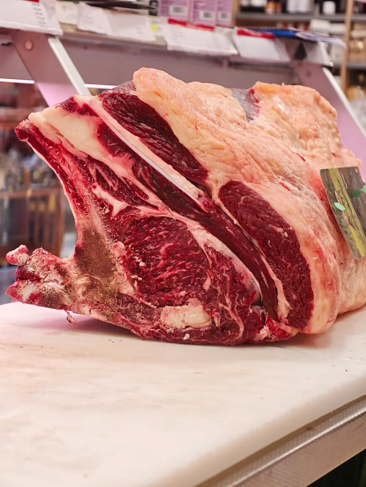 Taglio di manzo con osso appoggiato di lato sul bancone