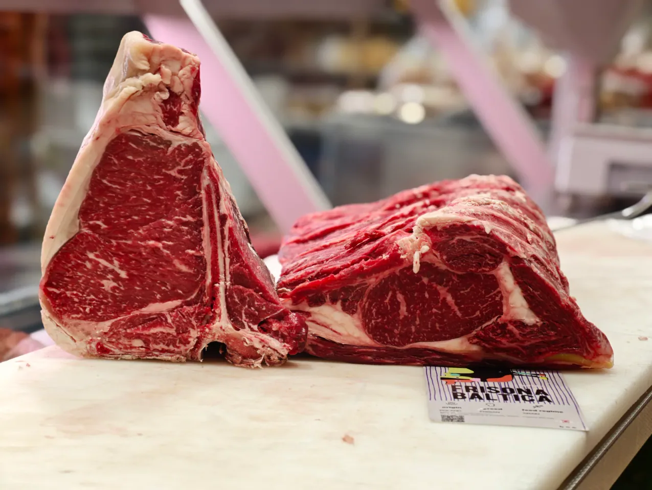 Due tagli di manzo con cartellino «Frisona Baltica» sul bancone