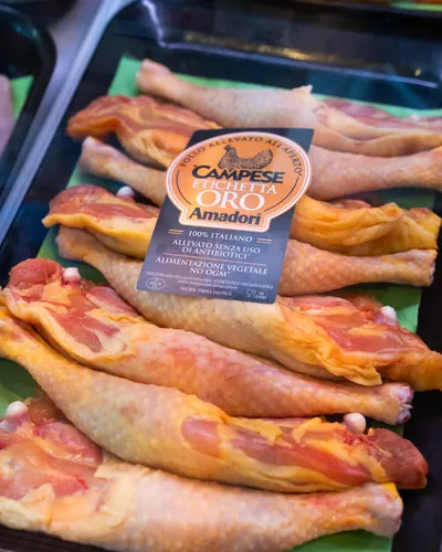 Cosce di pollo Campese «Etichetta Oro» di Amadori nel banco frigo