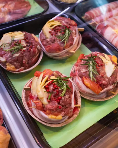 Tortini di carne avvolti nella pancetta, con carciofi, pepe rosa e rosmarino