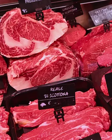 Il banco delle carni rosse: manza prussiana, reale e ossobuco di scottona