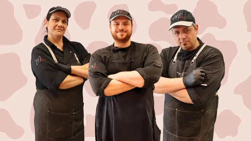 Vincenza, Manuel e Marco a braccia incrociate, con il grembiule della macelleria