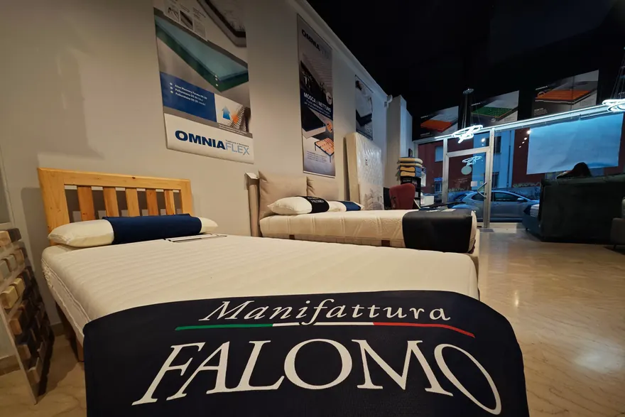 Materasso con la fascia «Manifattura Falomo, since 1962» nel negozio