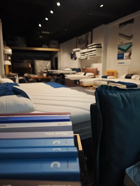 I cataloghi dei tessuti accanto a un letto imbottito