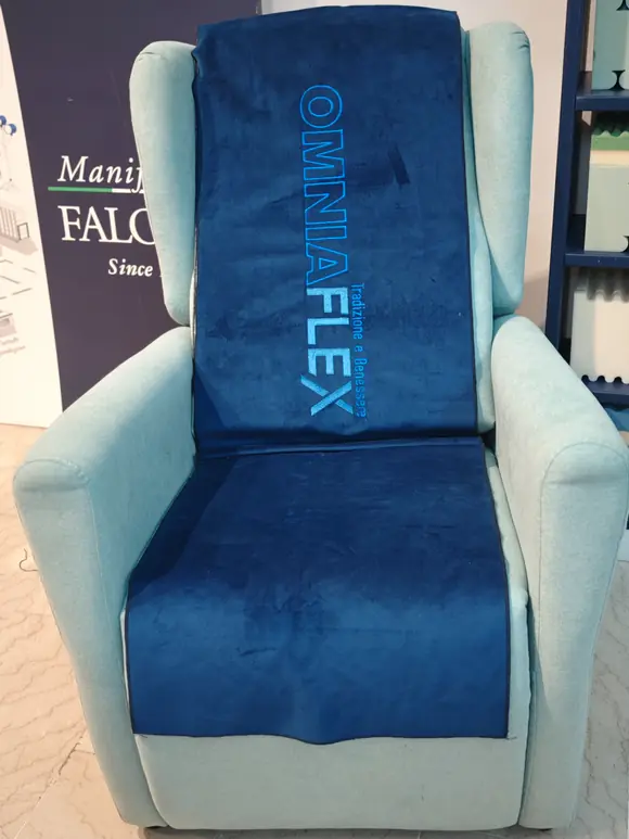 Poltrona relax azzurra con il copri schienale Omniaflex