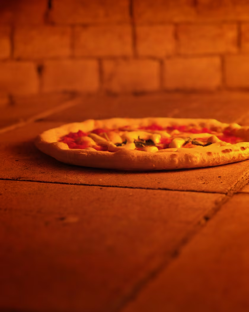 Forno a legna acceso nel locale May Flower