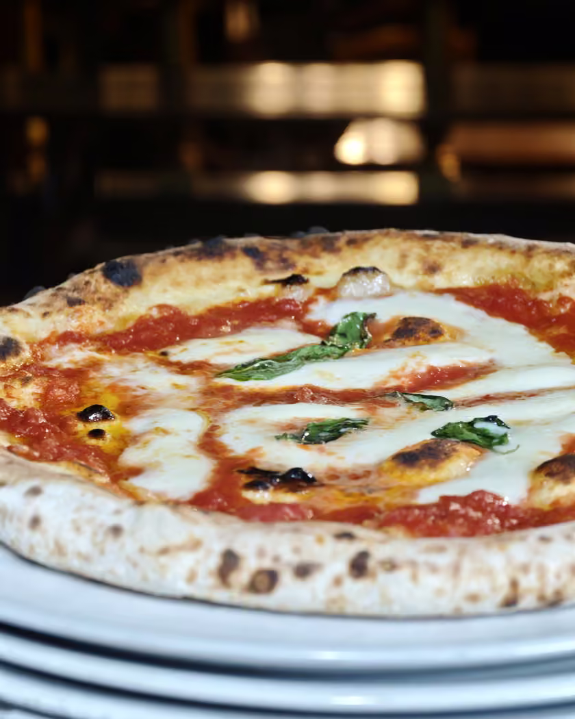 Pizza appena sfornata in primo piano