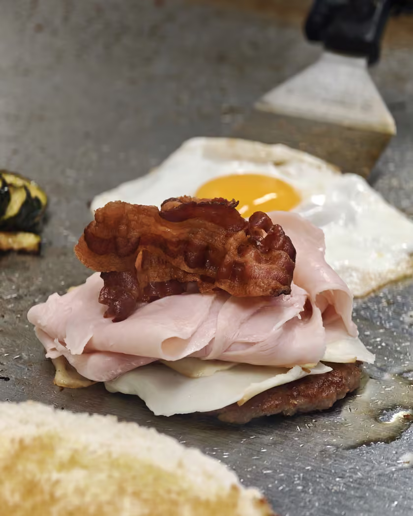 Preparazione di un hamburger con carne e uovo
