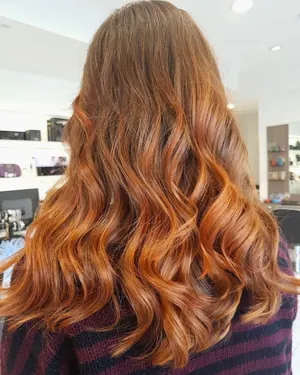Capelli lunghi ramati e mossi, di spalle nel salone