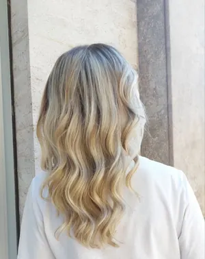 Capelli lunghi biondi e mossi, visti di spalle