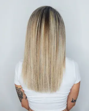 Capelli lunghi e lisci con schiariture bionde