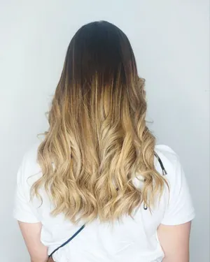 Capelli lunghi e mossi, sfumati dal castano al biondo