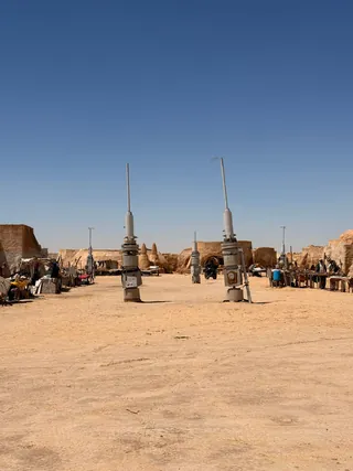 Le case di fango e le torri sottili di un villaggio nel deserto
