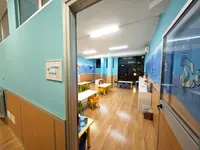 L'aula Nemo vista dalla porta, con la targa sul muro