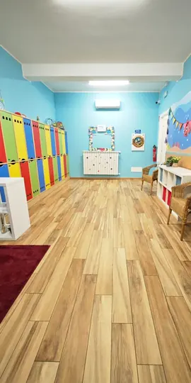 Il corridoio con gli armadietti colorati e il pavimento di legno
