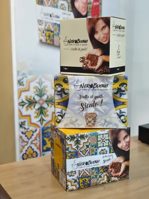 Confezioni di caffè Nero Buono «Scelta di gusto Siculo», decorate a maioliche