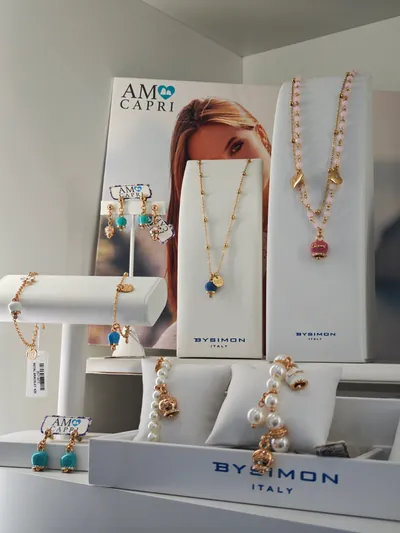 Collane, bracciali di perle e orecchini con le campanelle di AMO Capri e BySimon