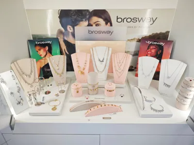 L’espositore Brosway, con collane e bracciali su busti rosa e bianchi