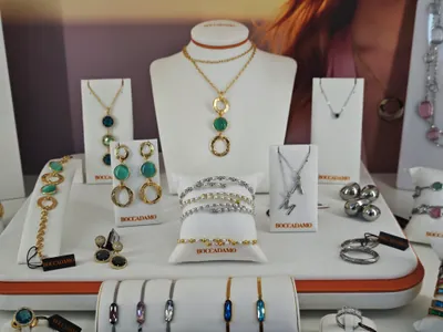 Collane, orecchini e bracciali Boccadamo con pietre verdi, esposti in vetrina