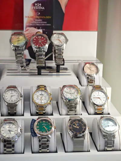 Orologi da donna in acciaio e oro su un espositore a gradini