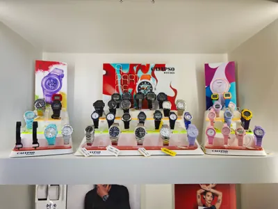 Orologi Calypso colorati, digitali e a lancette, su una mensola