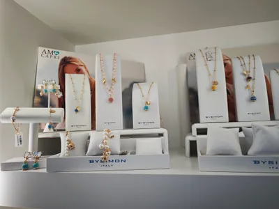 Una mensola di collane e bracciali BySimon e AMO Capri